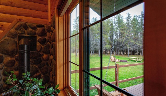 Secluded North Shore cottage near the lake with cozy fireplace & modern comforts