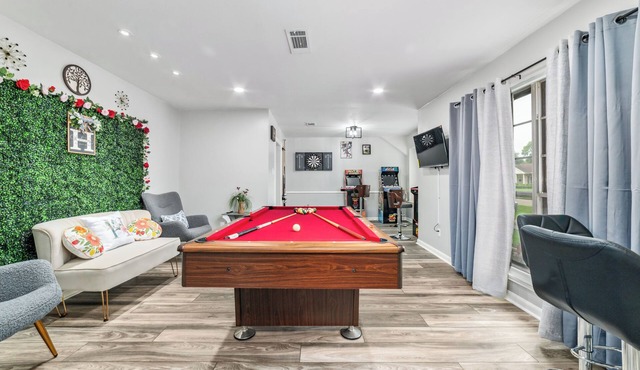 Secluded Oasis Hot Tub, Pool Table, Golf & More
