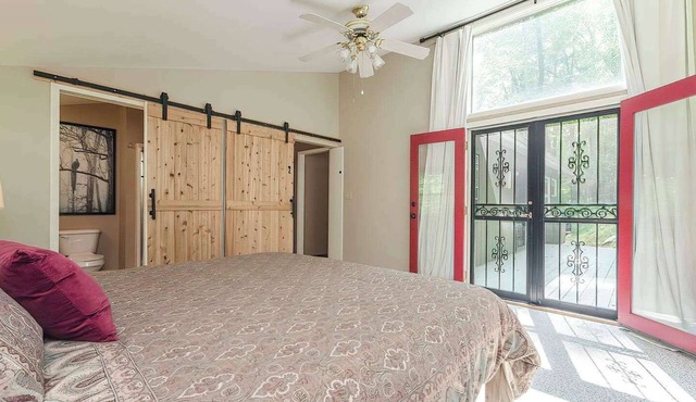 Secluded Oasis w Hot Tub, Screened-in Porch, WiFi!
