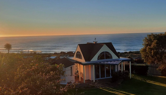Secluded Oceanview Chalet with Floor-to-Ceiling Windows - Your Serene Escape.n