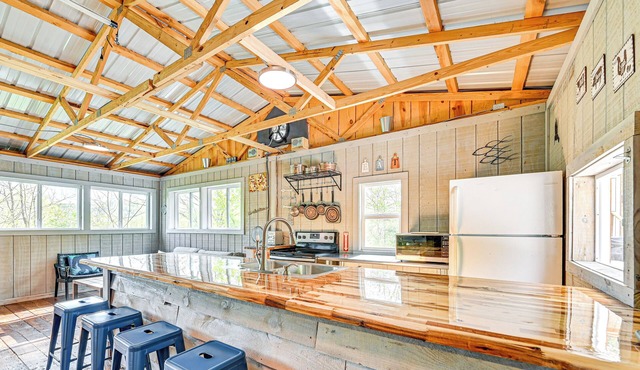 Secluded on 10 Acres: Livingston Getaway w/Sauna!