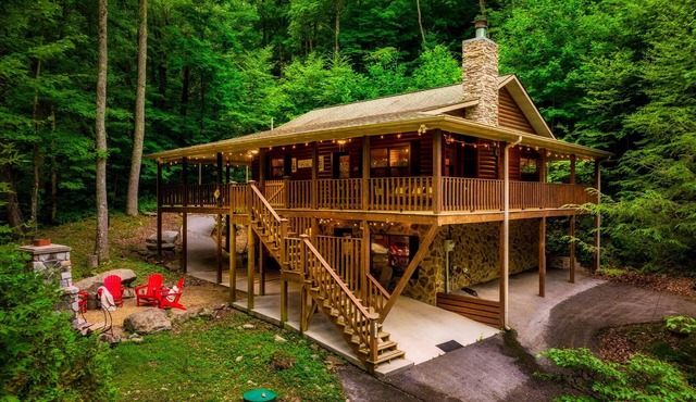 Secluded/Outdoor Oasis/4 Bedrooms/2 Kitchens/Creekside/Hot Tub!/GSMNP
