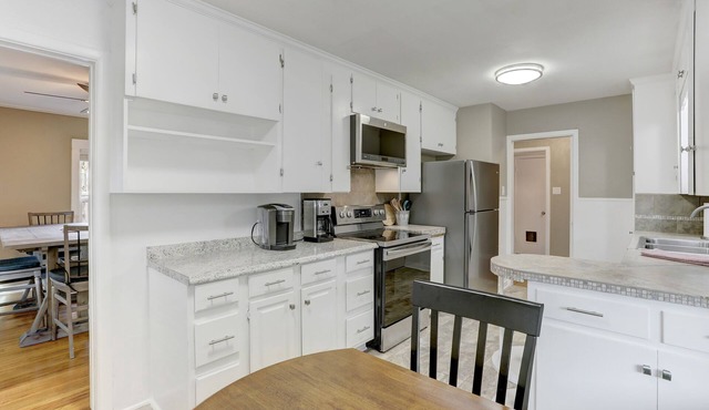 Secluded Peaceful Cottage Near Downtown Austin and Lake Austin