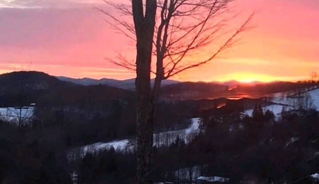 Secluded peaceful mountain getaway! You will love the mountain views.