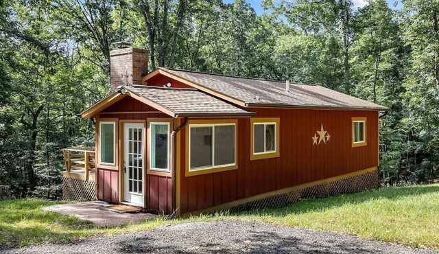 Secluded Pet Friendly Wooden Cabin in Mount Jackson, Virginia