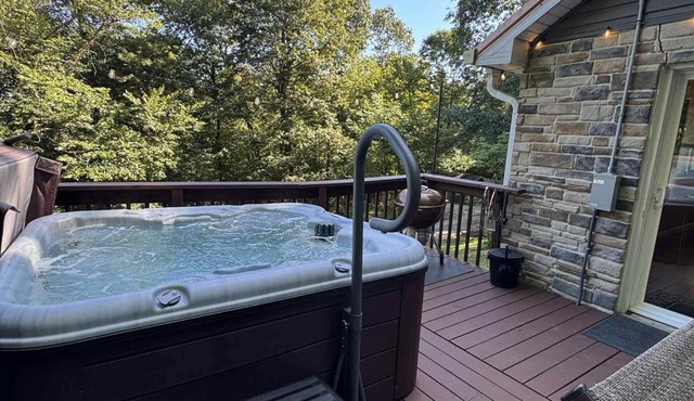 Secluded, pet friendly, fishing, hot tub, Wi-Fi!