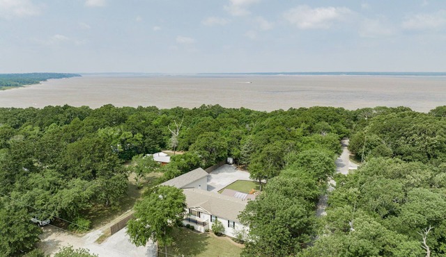 Secluded, private get away. Short walk to the beach down a private trail.