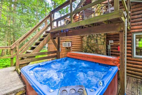 Secluded & Quiet Pocono Mountain Cabin w/Hot Tub!