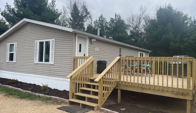 Secluded remodeled Cabin Walk to Castle Rock Lake & restaurants Firepit Deck