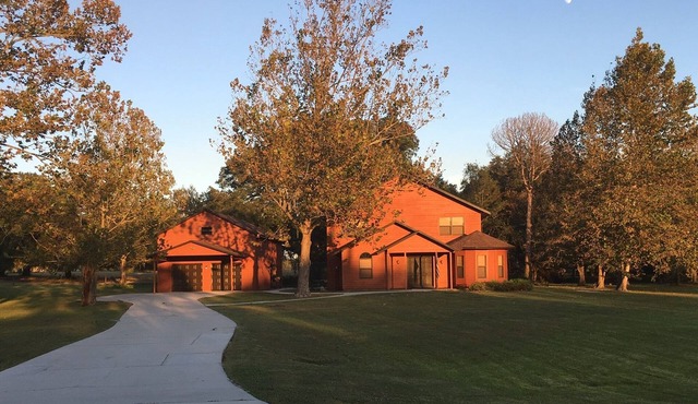 Secluded Resort Style Home- Country getaway