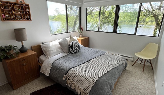 Secluded Retreat - 1.5 hours from Toronto, with 300ft of private waterfront!