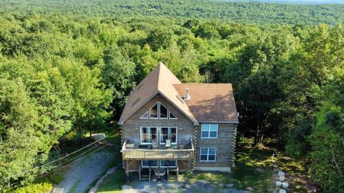 Secluded Retreat, Beach and Lake Access, Hot Tub, BBQ, Sleeps 16