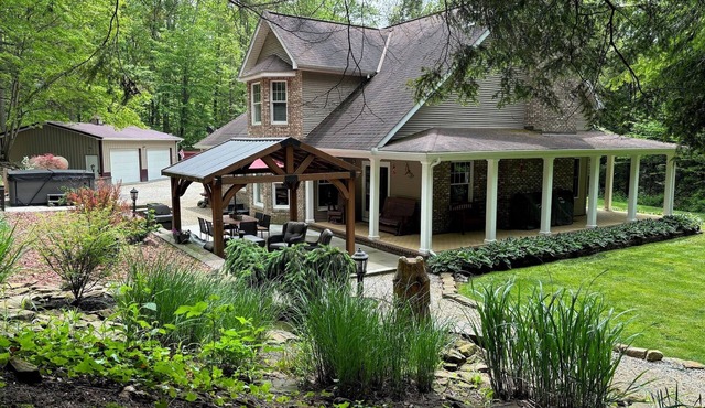 Secluded Retreat in Hocking Hills with Hot Tub – 10 Min from Old Man’s Cave