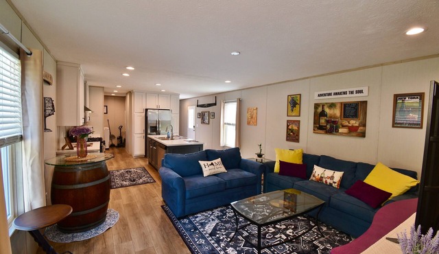 Secluded Retreat - Kamp Keuka - Colorful & Spacious 3BR Getaway in Wine Country