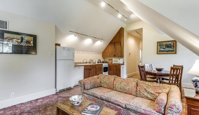 Secluded Retreat Near Riverwalk