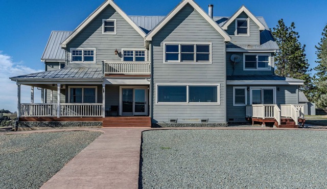 Secluded retreat with views, close to skiing, wine tasting & historic gold towns