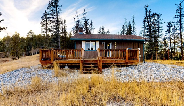 Secluded retreat w/wood stove, free WiFi, mountain & valley views, washer/dryer