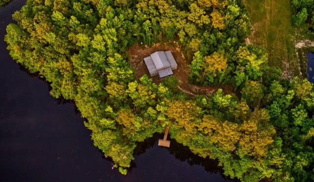 Secluded Retreat With hot tub ideal to fish and relax on private pond