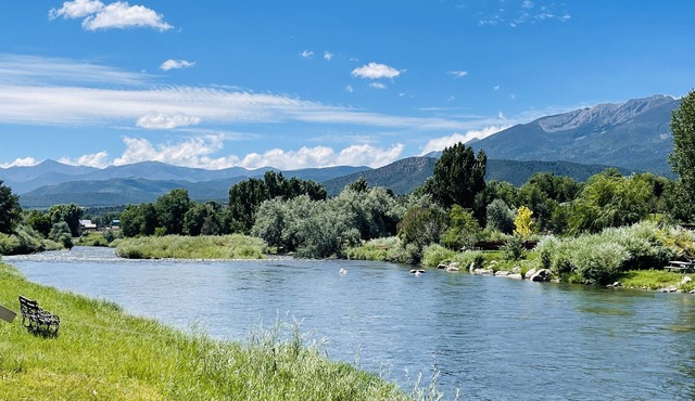 Secluded Riverfront Retreat w/hot tub & private river access