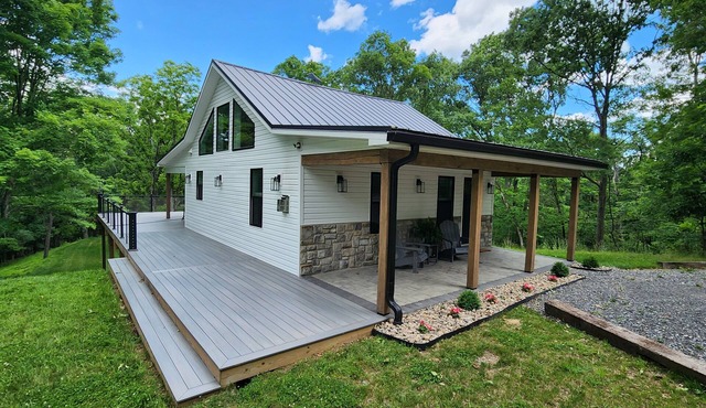 Secluded, romantic cabin with hot tub on 12 acres of woodland.