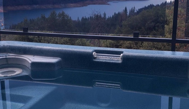 Secluded Romantic Getaway Overlooking Shasta Lake