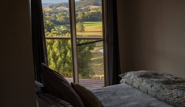 Secluded Rural Oasis: Misty Mornings and Expansive, Far Mountain Views