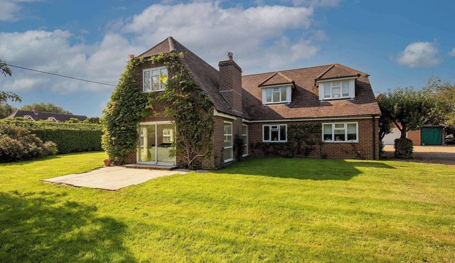 Secluded rural retreat, close to beach - sleeps 12