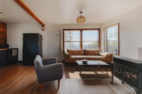 Secluded rustic 2-bedroom cabin on nature retreat