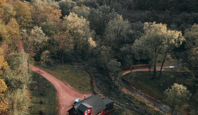 Secluded Rustic + Modern Log Cabin with hot tub by Stream, luxury getaway
