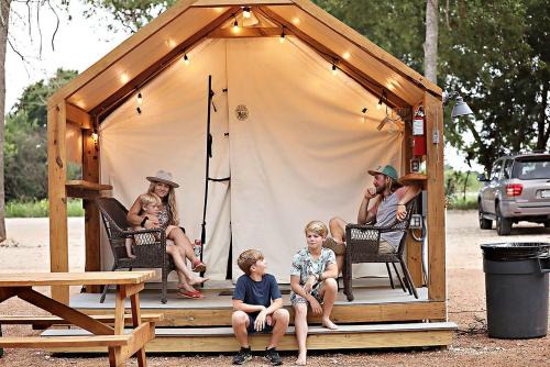 Secluded Safari Tent by the Cibolo Creek - Perfect for a Relaxing Vacation in Marion, Texas