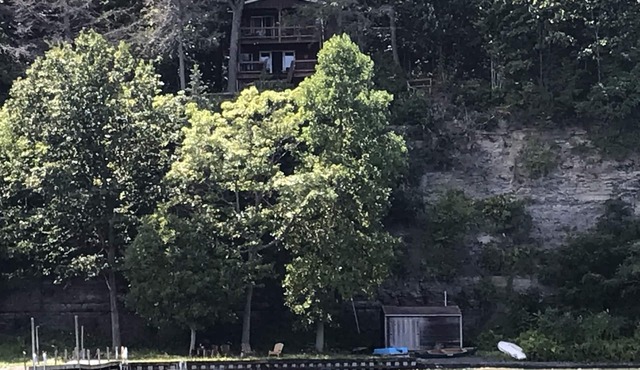 Secluded seasonal Seneca Lake Cottage Overlooking the Lake