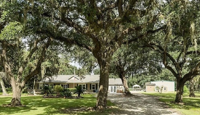 Secluded & Secure Country Home Fully Remodeled, Pets Welcome with Doggy Day Spa