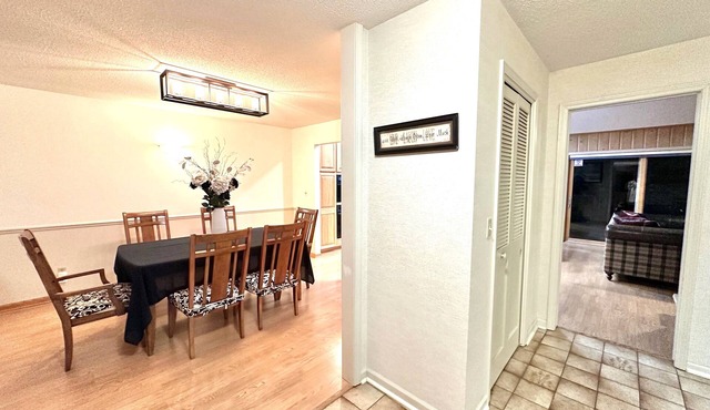 Secluded Serenity Lg 4beds, 2.5 bath near Downtown