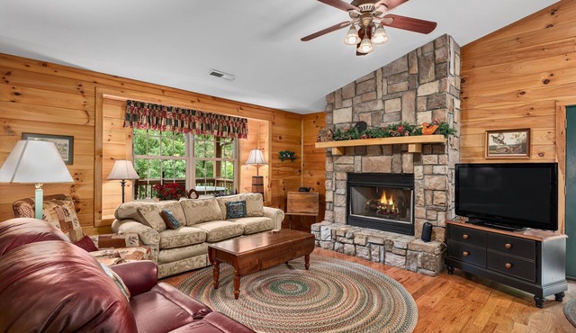 Secluded Six Bedroom Chestnut Lodge, walk to Downtown Weaverville