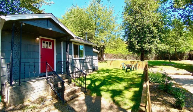 Secluded Small 2BR home, Washer/Dryer, Private Parking.