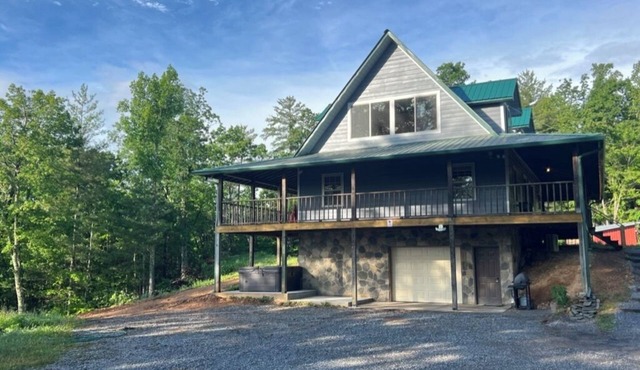 Secluded Smoky Mountains 3-bedroom home with hot tub, WiFi, AC