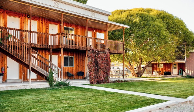 Secluded South Getaway Sleeps 43+ Clubhouse, Reunions, Dinosaur Quarry nearby