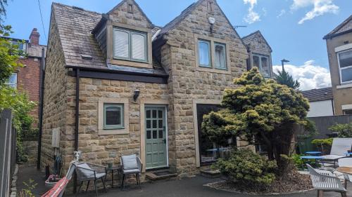 Secluded Spacious 3 bed Detached Home with Amazing Bars Coffee Restaurants and Park Walks on the Doorstep