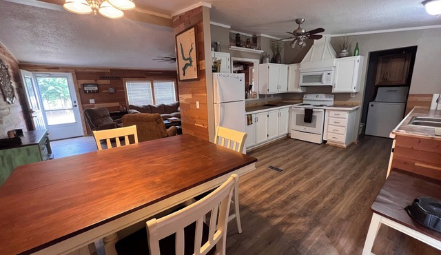 Secluded, Spacious 4-bedroom 2ba house with WiFi, AC on Kaw Lake near Ponca City