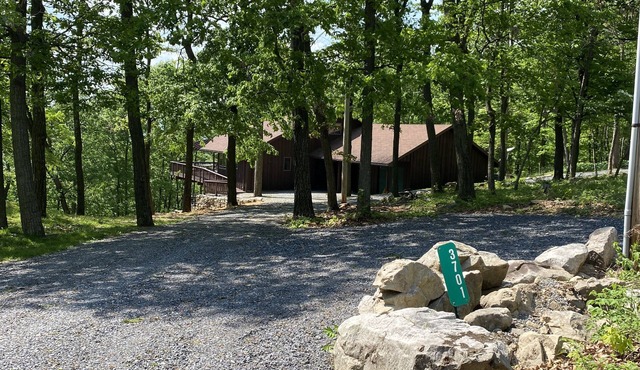 Secluded/Spacious Cabin with 5 BR, 5 min to resort "New Kitchen coming 2026!"