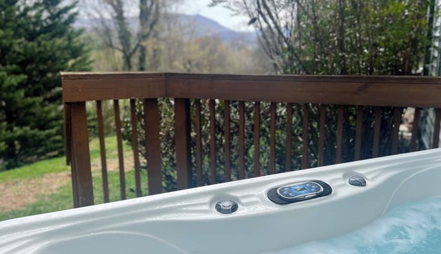 Secluded Spacious Cottage with Mountain views 1 mile to Downtown