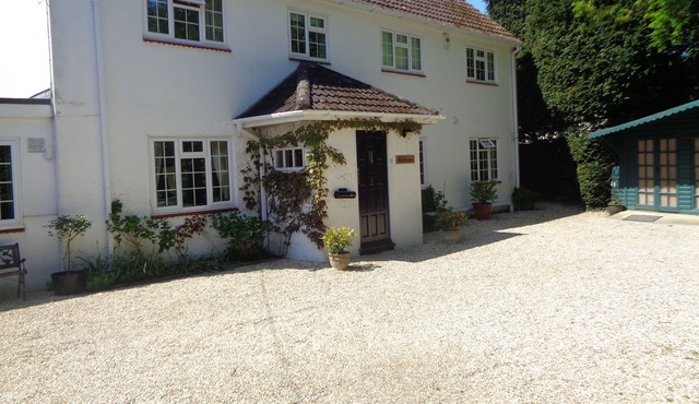 Secluded, spacious detached house in the New Forest , sleeps 10