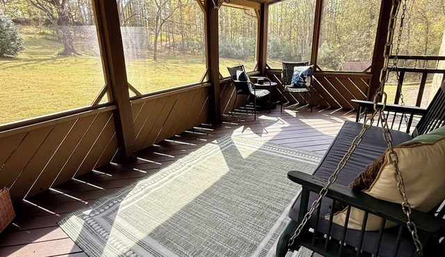Secluded stonehouse in Marshall with walking trails and creek. Pet-friendly!