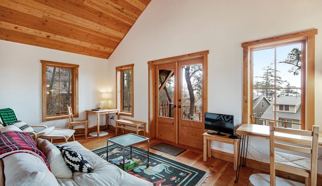 Secluded & stylish eco love nest right in town - perfect for work & play