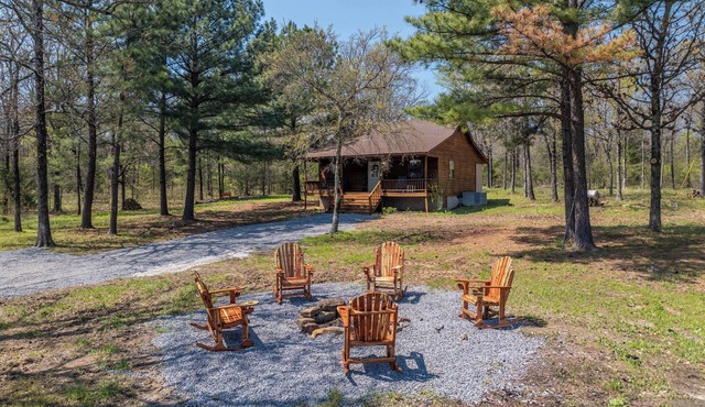 Secluded Tenkiller Cabin close to all Marinas! Less than 5 Minutes from Marinas!