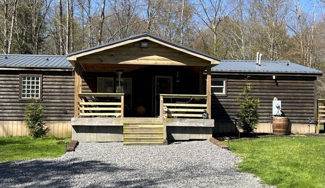 Secluded three bedroom cabin in the Woods