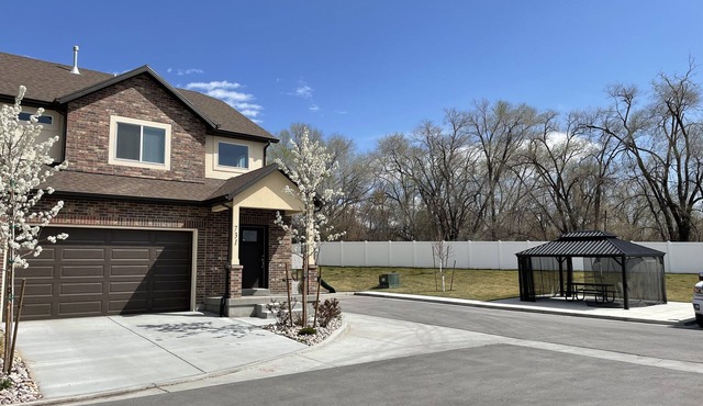 Secluded townhome midway between downtown & skiing; min from shops, & dining