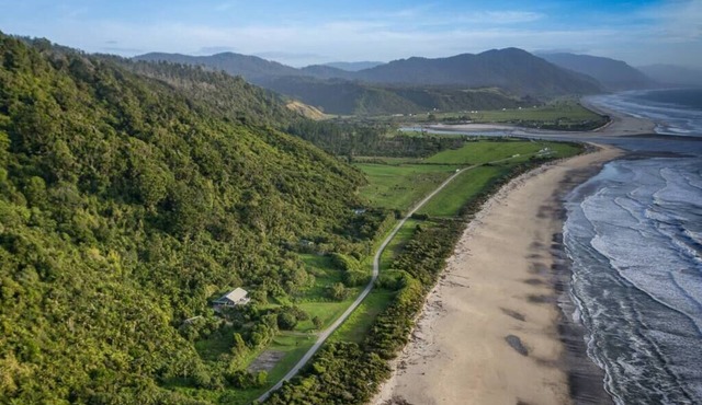 Secluded, tranquil home by the Beach. Pet-friendly.