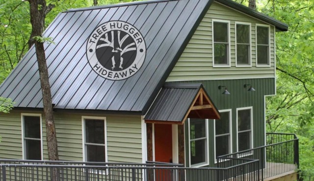 Secluded Treehouse in the Woods - 10 minutes to Branson Landing & SDC!