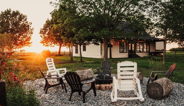 Secluded TX Ranch Retreat. Romantic Sunsets , Hot-tub, Pet-friendly & Gated!